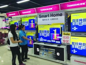 在苏宁联想桥店，关于“线下线上”同价的海报将消费者引导到一个个比价专区，几乎所有的电视样机也都在播放“全网比价”的宣传画面。