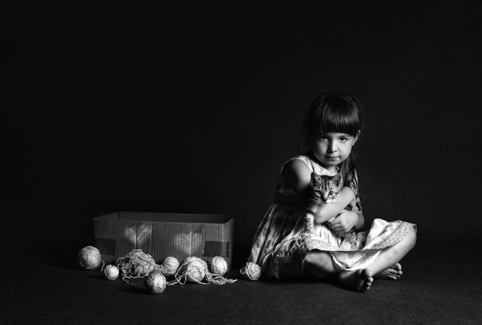 波兰女摄影师Monika Koclajda喜欢为孩子们拍照片，风格复古风趣。她的作品就是一本落了灰尘的相片册，每个人似乎都能从中重新拾回自己那早已逝去的童年时光，让人留恋。

