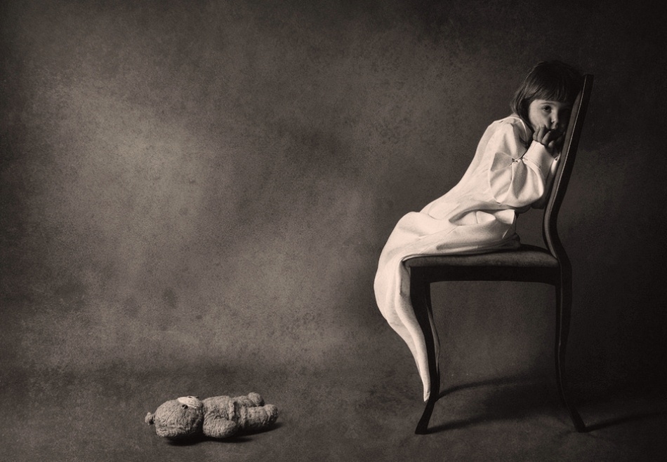 波兰女摄影师Monika Koclajda喜欢为孩子们拍照片，风格复古风趣。她的作品就是一本落了灰尘的相片册，每个人似乎都能从中重新拾回自己那早已逝去的童年时光，让人留恋。
