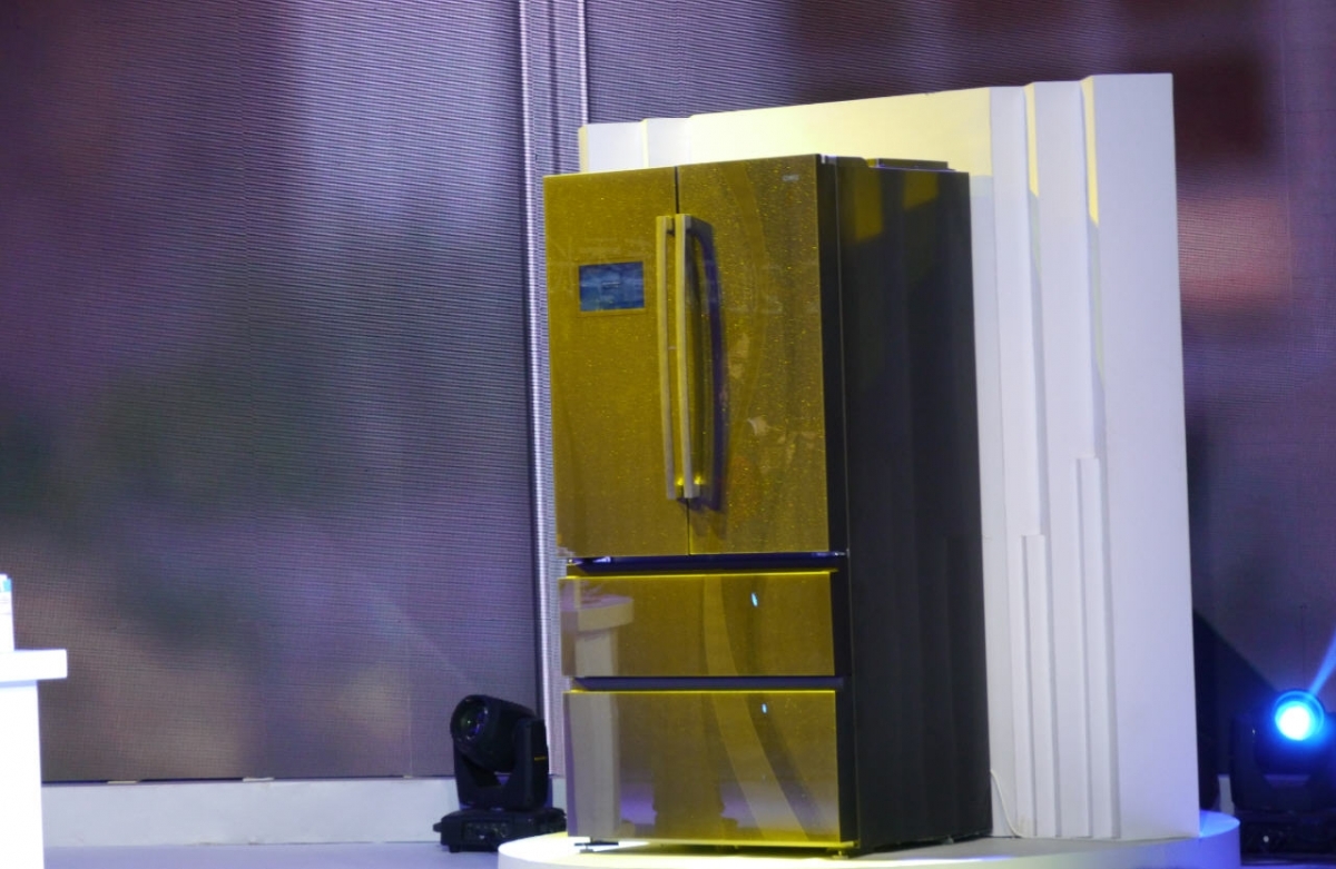 “此次发布的CHiQ冰箱共拥有5款产品，将会以最低5999元的价格投放市场，彻底引爆智能冰箱的消费需求，”美菱市场部部长刘向阳表示，CHiQ冰箱发布会后北京、合肥、成都、绵阳四个城市同步进行的线下体验。
