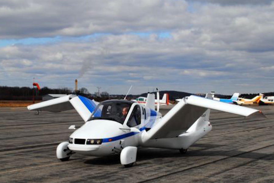 飞行汽车由尾部的螺旋桨提供动力：Terrafugia公司研制的飞行汽车被认为是轻型运动飞机，这是美国联邦航空管理局对飞行汽车的规定，所有驾驶人员都需要获得飞行员的驾驶执照，还需要通过一些测试项目，并完成20个小时的飞行汽车训练才能被允许驾驶飞行汽车。飞行汽车使用了螺旋桨为动力，因此其飞行速度偏慢，但是在安全性能上有着较高的成熟度。