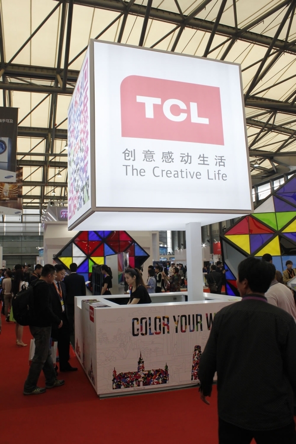 TCL展位，“创意感动生活”为其品牌口号。
