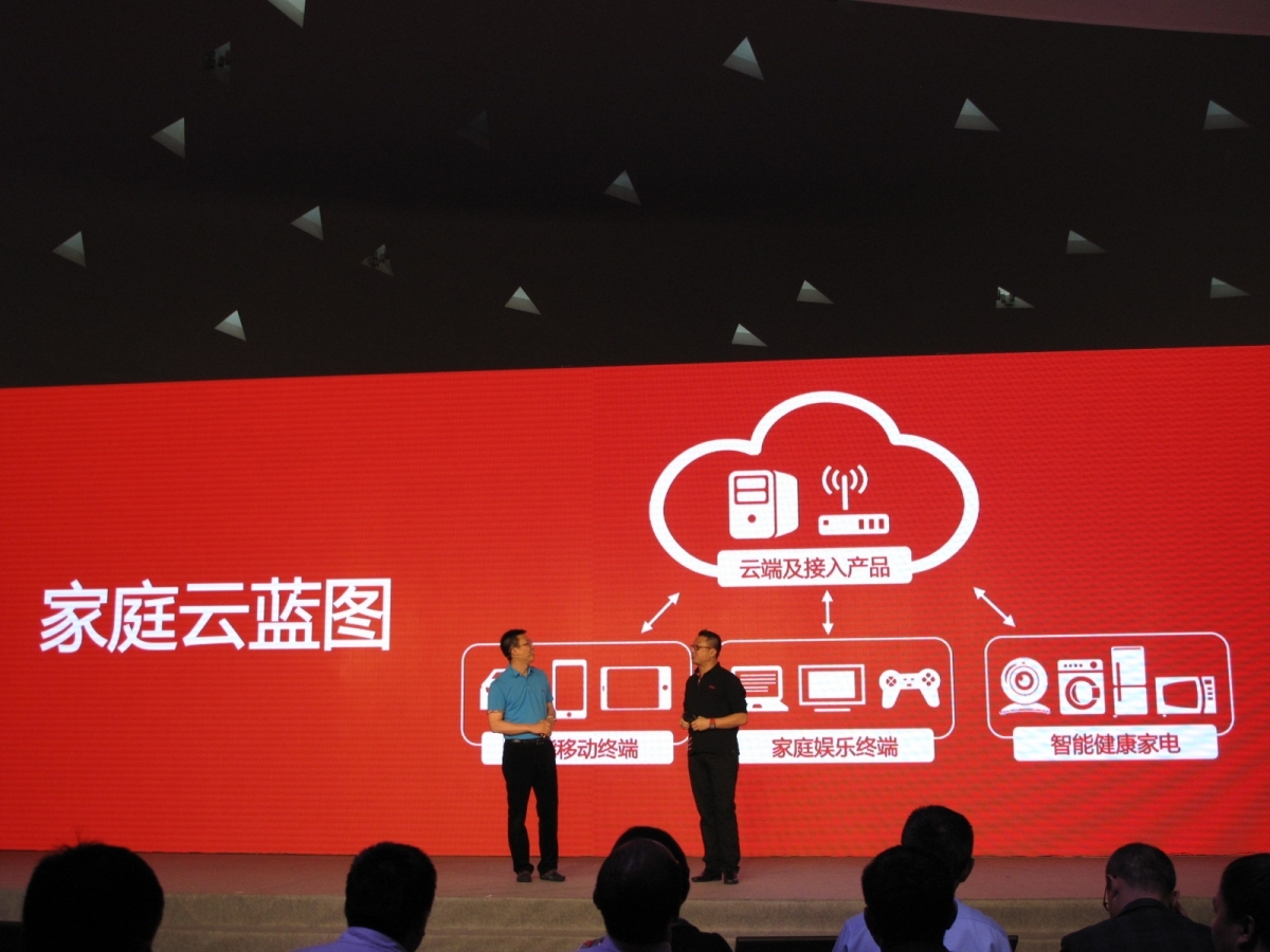 TCL多媒体CEO郝义和TCL通讯科技COO王激扬介绍”家庭云蓝图“。