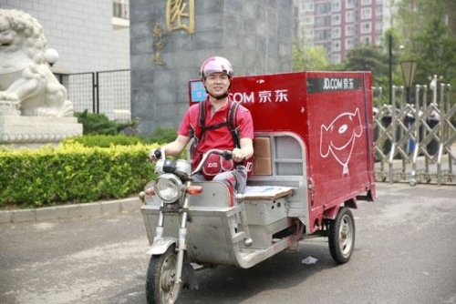 为京东“6·18”周年庆 刘强东再当快递哥