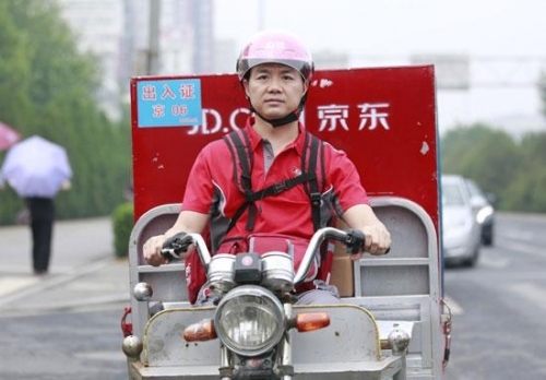 为京东“6·18”周年庆 刘强东再当快递哥