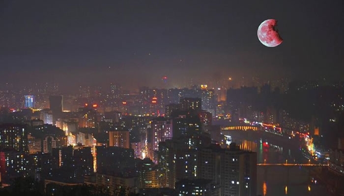 四川达州城区月全食夜景,月亮呈现难得一见的古铜色,月全食遇上24节气