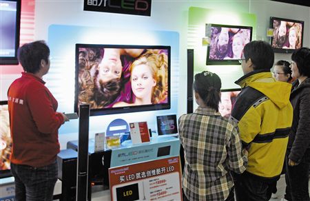 2014年是我国家电行业经历“大变革”的一年，跨界竞争日趋激烈、电商转型紧锣密鼓、大数据带来全新挑战……由此引发的技术与产业革新，也让消费者对2015年的家电行业有了新的期待。在2014“渠道年”之后，行业预测家电产业重心将回归产品本身，高端、智能以及节能家电将成为2015年家电行业新的“风向标”。