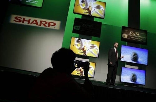 信评机构标普再降夏普评等,鸿海有机会调整收购条件?(图/美联社) 信评机构标普再降夏普评等,鸿海有机会调整收购条件?(图/美联社)