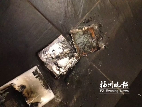 小米3手机自燃 女孩牛仔裤口袋被烧破食指被烫伤