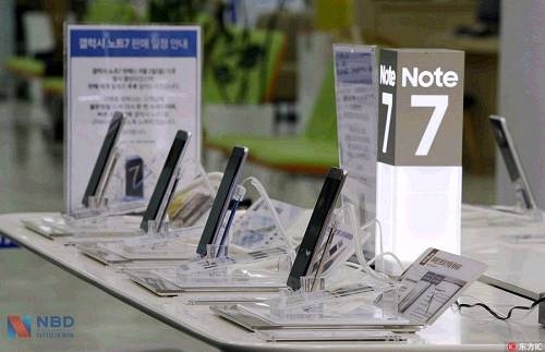 韩国首尔， 三星公司服务中心展示的三星Galaxy Note 7智能手机（图片来源：