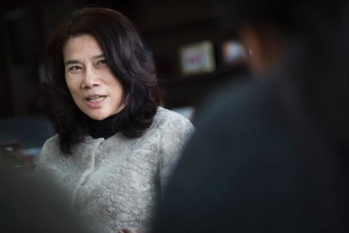 董姐与凤姐相似之处:事业盛极而衰 转型困难重重