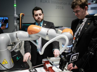 德国库卡机器人公司展示机器人手臂。新华社发