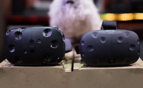 Vive DK1 (左)， Vive pre（右）
