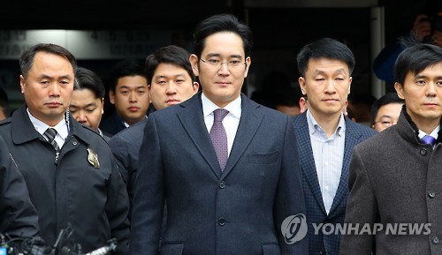 资料图片：1月18日，李在镕（右三）离开首尔中央地方法院。（韩联社）