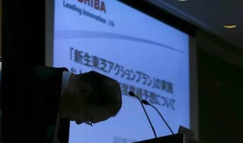 东芝集团总裁Masashi Muromachi在公司总部召开新闻发布会