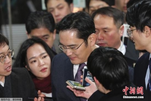 2017年1月18日，韩国首尔，三星电子副会长李在镕就独检组批捕申请事件接受法院审讯后回家，遭到记者围堵。