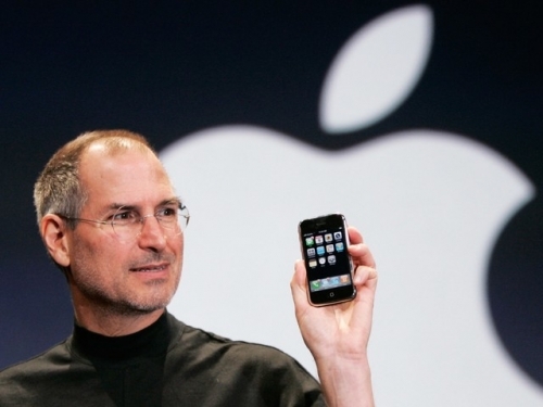 当年乔布斯向世人展示iPhone是何等震撼？