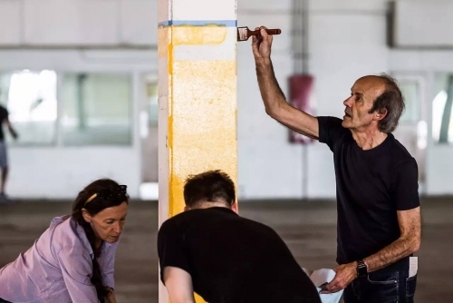 贾跃亭展示法拉第未来新厂房 自称未来正在打开