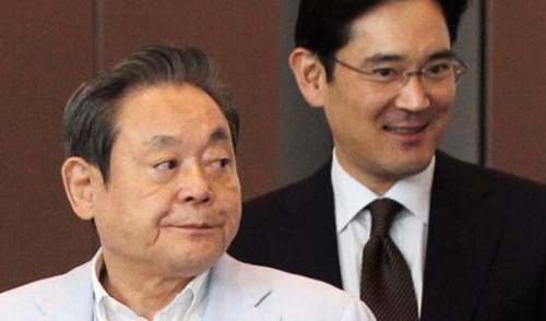 李在镕的父亲李健熙（左） 