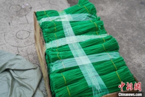 越南边民购买大量圣诞节装饰品回国。王以照 摄