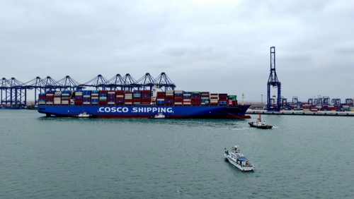 15万吨级大型集装箱船抵达洋浦港。洋浦海事局供图