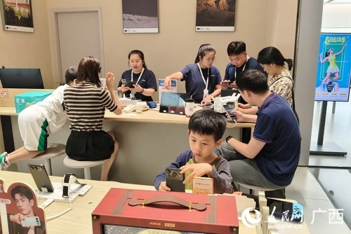 消费者在线下门店选购产品。人民网 刘璐瑶摄