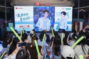 张凌赫现场炒土豆丝还亲签烟机？华帝618直播玩这么嗨