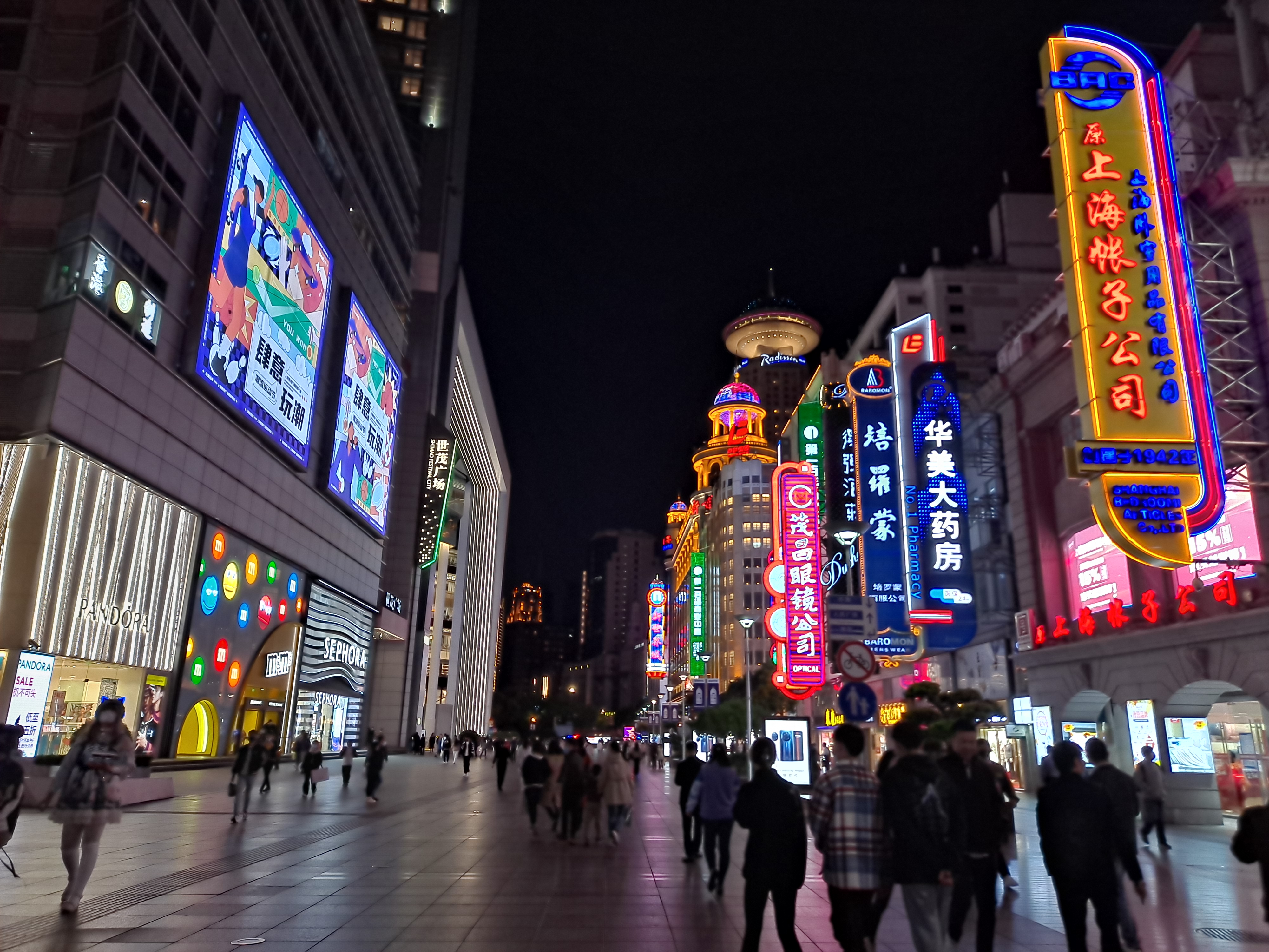 上海南京路步行街的商铺灯光与逛街人群